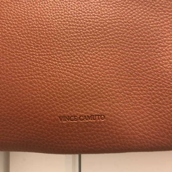 💖 BRAND NEW Vince Camuto Luck Pebble vegan leather bag! Brown with black stripe - Picture 4 of 8